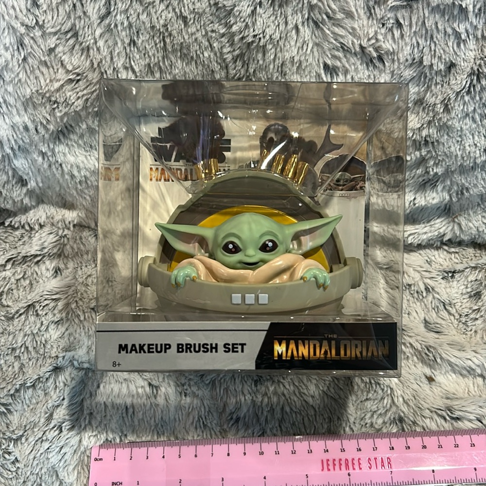 Loungefly Mandalorian Star Wars Yoda 5 Pc Makeup Brush Holder Case Set